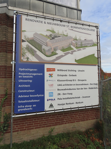 902790 Afbeelding van het bouwbord 'Renovatie & Nieuwbouw St. Bonifatiuscollege', op de hoek van de Notebomenlaan en de ...